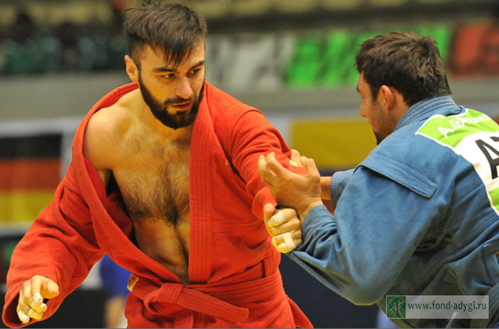 Russia's Azamat Sidakov overturned a deficit to beat Azerbaijan's Amil Gasimov in the men's 74kg final