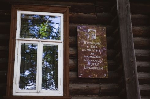 В окне дома Тарковского, как в зеркале, отразилось прошлое и будущее