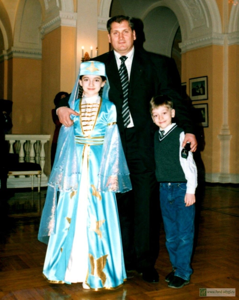 Альберт Кажаров со старшими детьми - Ляной и Адамом