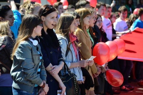 Более 1000 жителей Адыгеи приняли участие в акции  и спели вместе песню «День Победы»