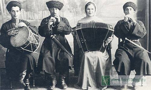 На фото музыканты ансамбля «Кабардинка». Слева-направо – Арон Исаков,  Танахум Ашуров, Кураца Каширгова 